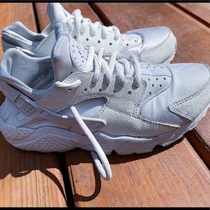 Nike Huaraches (White Women’s)